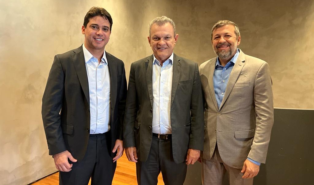 Junior Mano, Sarto  e Élcio posam para a foto